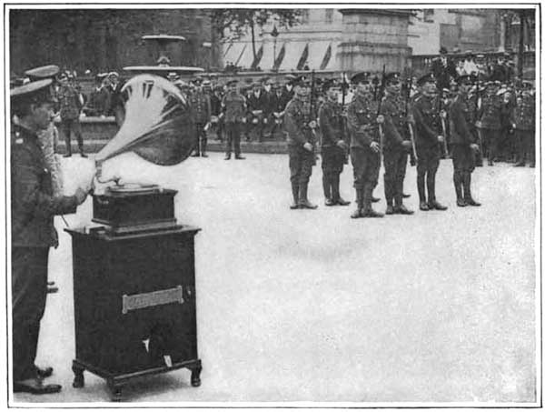 A phonograph (possibly a gramophone made by Victrola) issues commands at a demonstration drill in Britain, 1915. Image: Scientific American, November 6, 1915 War Phonograph 2